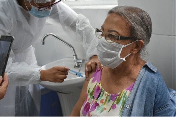 Vacinação contra a Covid-19 é estendida a idosos com 83 anos