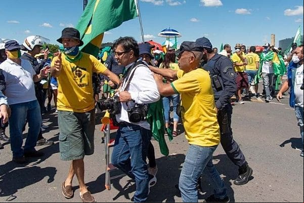 PGR pede investigação de agressões a jornalistas durante manifestação