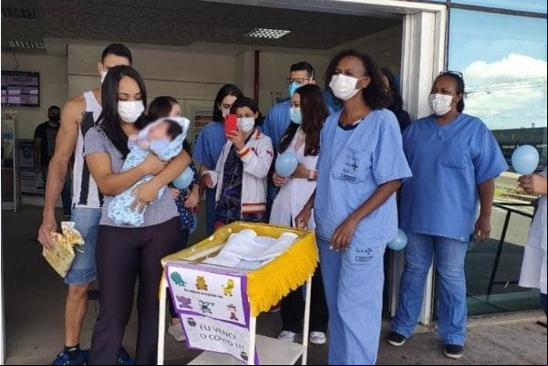 Bebê recebe alta após 30 dias internado com Covid-19