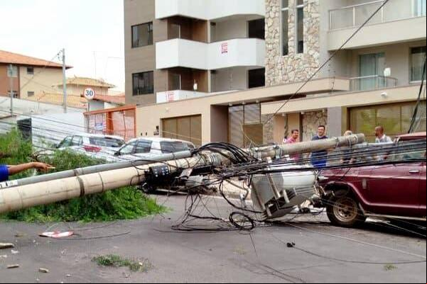 Caminhão derruba postes e deixa bairro sem energia em Contagem