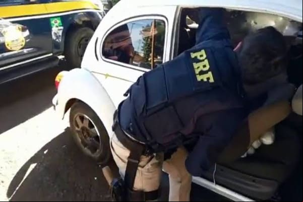 PRF apreende Fusca carregado de cocaína