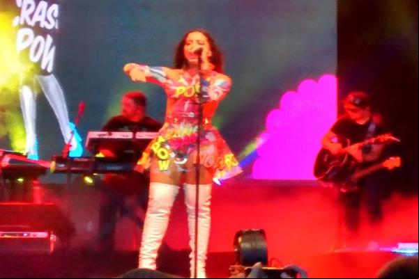 Cheia de rebolado, Anitta faz show para crianças em Belo Horizonte