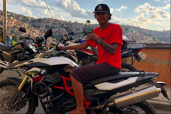 Acidente de moto fere gravemente influenciador digital