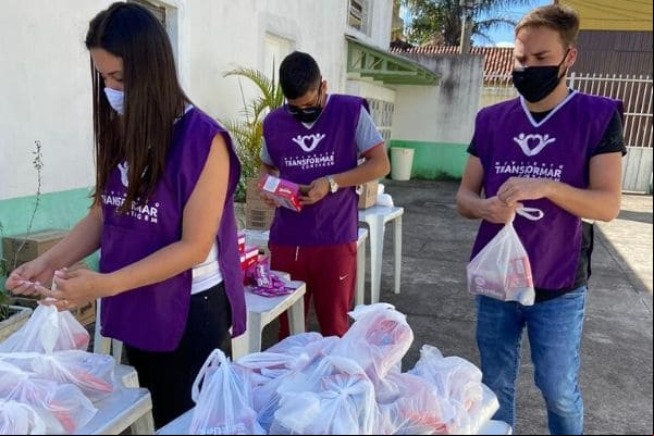 Voluntários montam varal solidário na porta da UPA JK