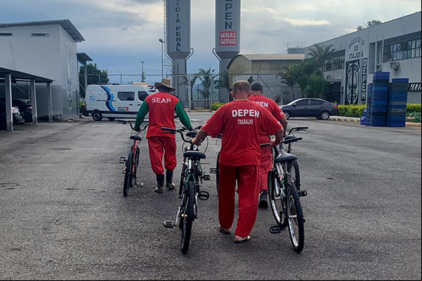 Bicicletas reformadas por detentos alegram o Dia das Crianças