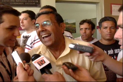 Ademir Lucas vota, leva esposa para votar e diz que foi coincidência o encontro com a atual prefeita