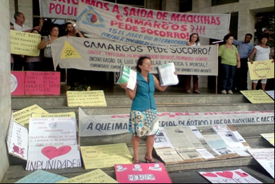 Moradores reclamam de poluição causada pela queima de lixo hospitalar.