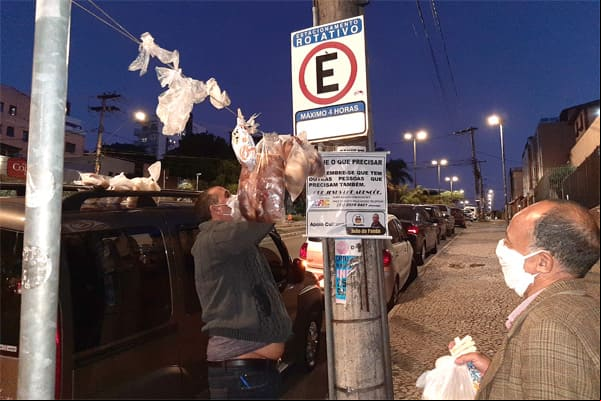 Varal de alimentos socorre moradores de rua