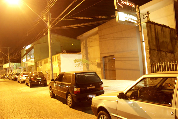 Estacionar em guia de calçada rebaixada destinada a entrada e saída de veículos