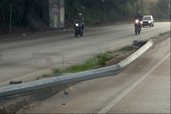 Leitora alerta para riscos de poste caído na Via Expressa