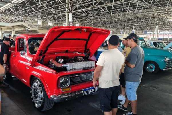 Encontro de Carros Antigos no Big Shopping faz sucesso