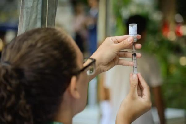 Vacinação nas escolas começa e a meta é imunizar 90% dos alunos menores de 15 anos até o dia 25 de a