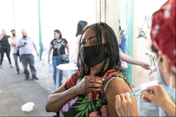 Pessoas de 56 anos também começam a ser vacinadas na quarta-feira