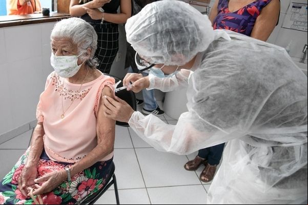 Contagem aplica terceira dose da vacina em pessoas acima de 90 anos