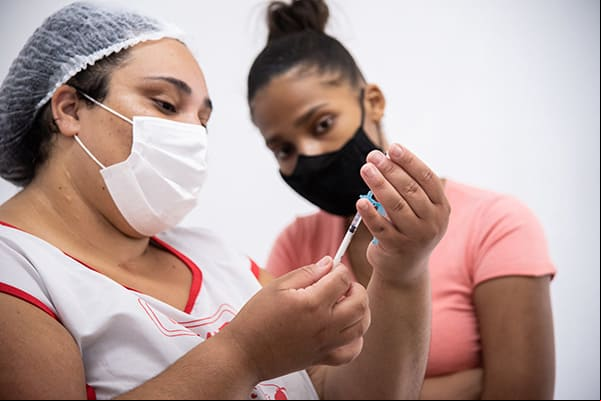 Contagem reduz intervalo da dose de reforço para idosos e trabalhadores da saúde 