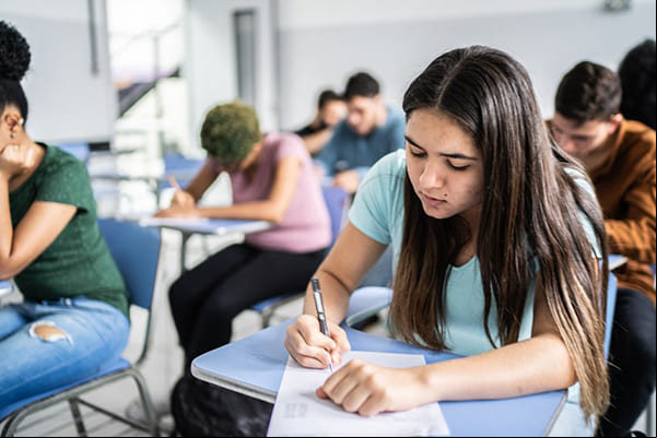 Lei prevê bolsa de permanência para alunos do ensino médio