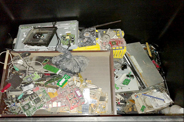 Leitor pede doações de sucatas eletrônicas, em Contagem