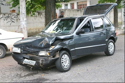 Motorista suspeito de embriaguez bate e foge