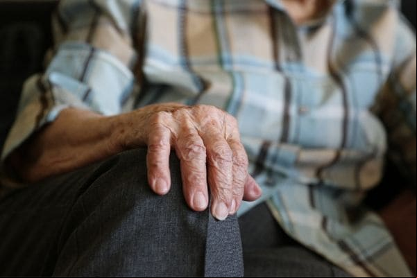 Estudantes de Medicina e Farmácia orientam idosos sobre cuidados com a saúde
