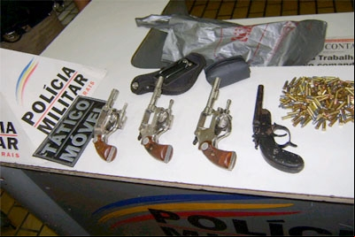 Homem é preso por portar várias armas e munição