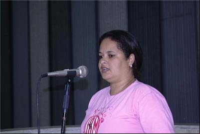 Representante de entidade para mulheres participa de reunião plenária