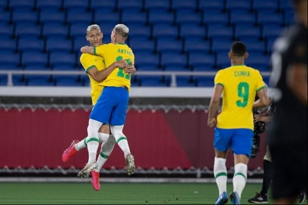 Richarlison brilha e Brasil vence Alemanha na estreia da Olimpíada