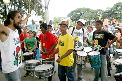 Encontro na Praça reuniu jovens participantes de programas sociais.