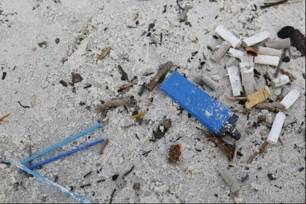 Bitucas de cigarro são a maior parte do lixo em praias brasileiras