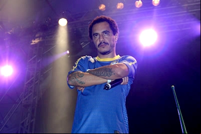 Marcelo D2 comemora em BH a vitória do Brasil sobre a Coréia