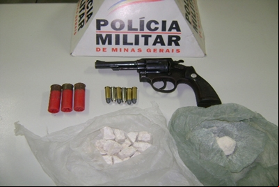 Drogas e armas apreendidas em Nova Contagem