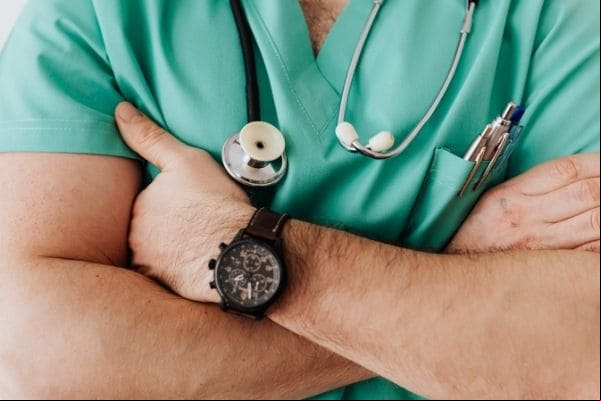 Prefeitura e IGH se manifestam sobre atrasos nos salários de médicos