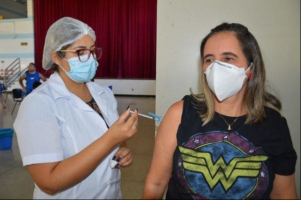Contagem amplia vacinação contra Covid-19 por idade