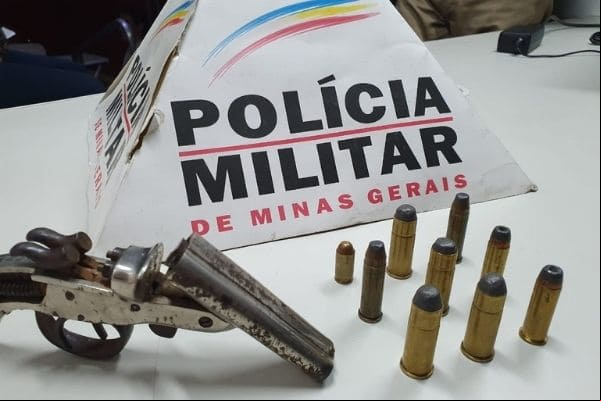 Homem deixa arma e munições caírem durante fuga em Contagem