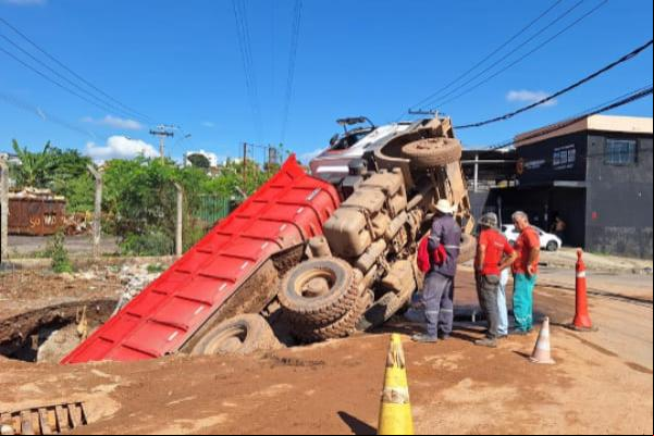 Asfalto afunda e engole caminhão em avenida de Contagem