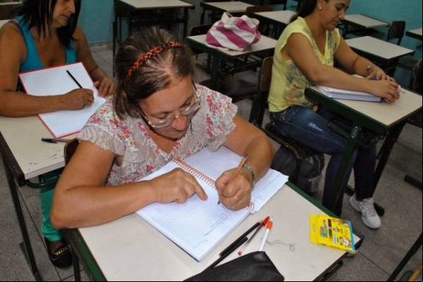 Escolas estaduais recebem inscrições para a Educação de Jovens e Adultos