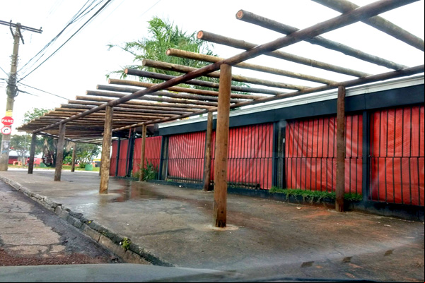 Morador reclama de obra irregular em eio público