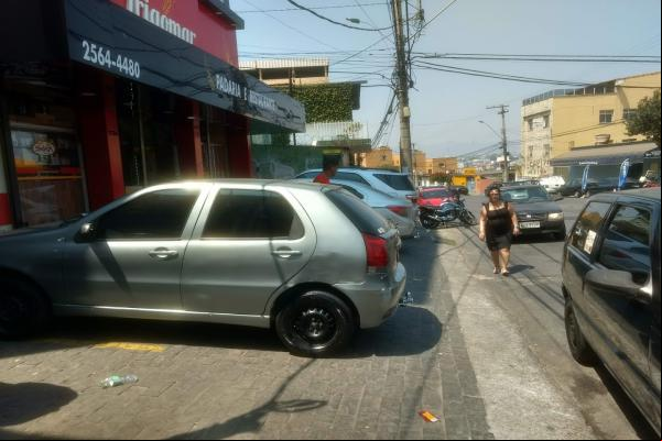 Carros e motos continuam estacionando nos eios públicos