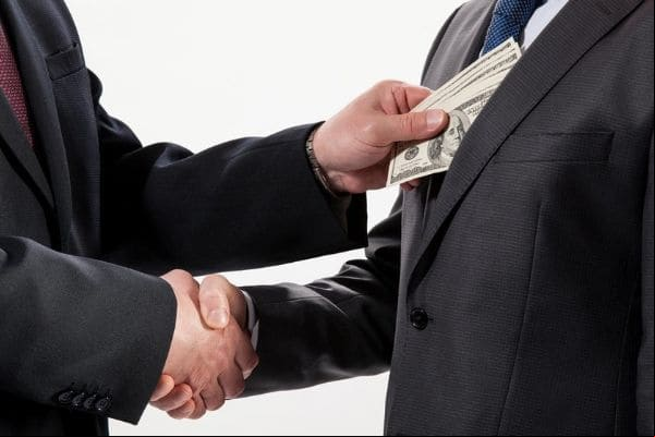 A corrupção é algo inerente à democracia