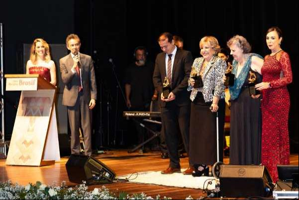 SINEPE/MG homenageia educadores com Troféu Guimarães Rosa 