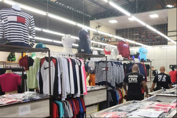 Polícia Civil apreende roupas falsificadas em Contagem
