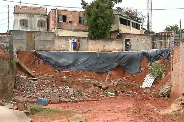 Rua desmorona e impede agem de pedestres e veículos, em Contagem