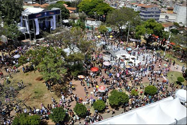 Ação social oferece serviços gratuitos na Praça da Glória