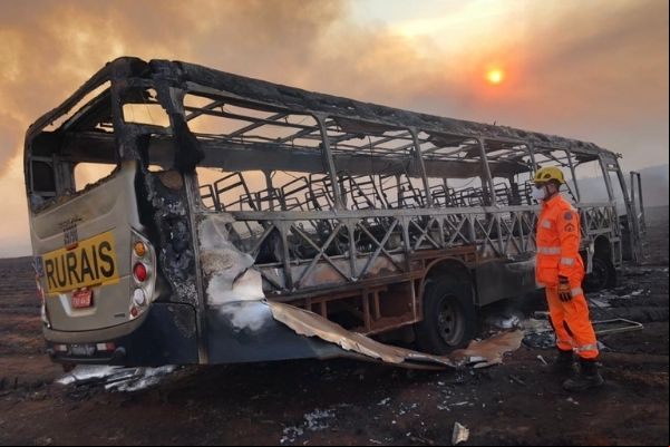 Incêndio em canavial próximo a Ituiutaba atinge ônibus e deixa um morto