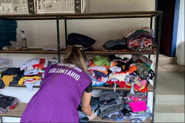 Voluntários farão triagem de roupas doadas a vítimas da chuva