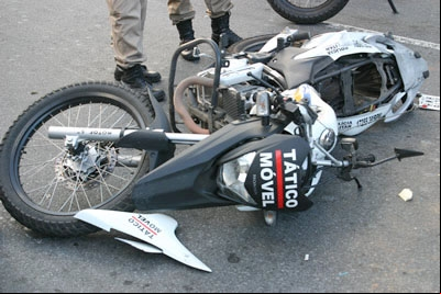 Motoqueiro da PM cai e interdita a principal Avenida da cidade