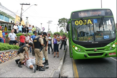 Homem é preso por tentar agredir trocadora de ônibus