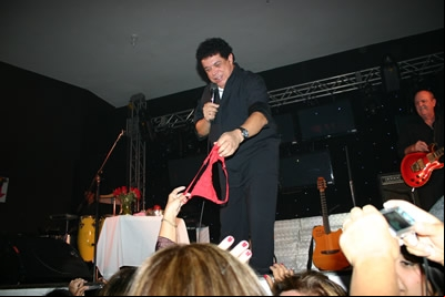 O cantor Vando faz show em chá beneficente em Contagem