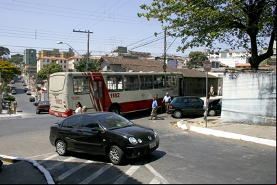 Sinalização precária e falta de atenção dos motoristas podem causar tragédias.