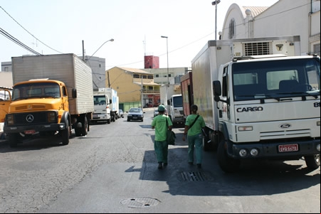 Pedestres reclamam de caminhões no eio
