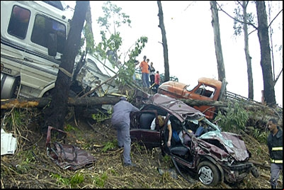 Acidente deixa três mortos na BR-381, próximo a Betim, na Grande BH.
